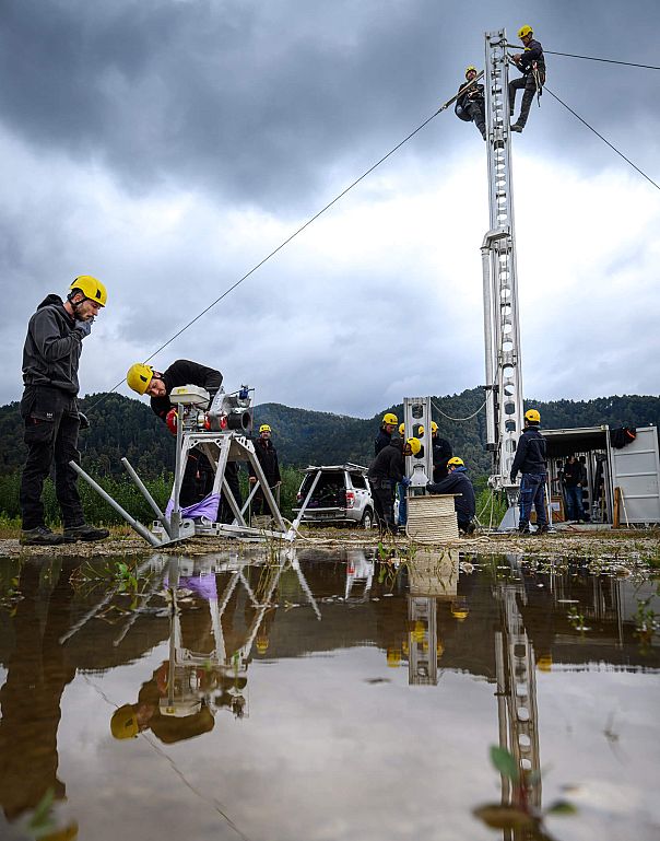 Elektrodistributerji strnili moči v skupni vaji postavljanja havarijskih stebrov