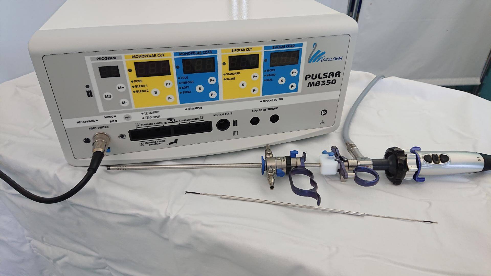 Foto: Elektrokirurški pulzni generator in natančni, le nekaj milimetrov veliki inštrumenti, s katerimi se izvajajo posegi v votlini maternice